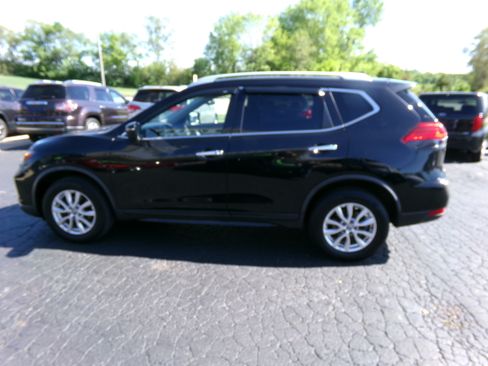 Used 2017 Nissan Rogue AWD image 2