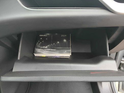 Used 2024 GMC Terrain SLT image 22