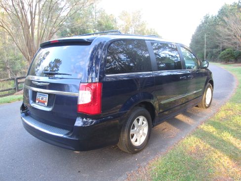 Used 2012 Chrysler Town & Country Touring image 4