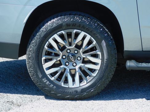 Used 2025 Chevrolet Suburban 4WD Z71 image 9
