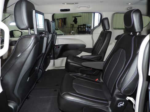 Used 2024 Chrysler Pacifica Touring-L AWD image 32