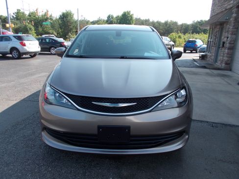 Used 2017 Chrysler Pacifica Touring FWD image 2
