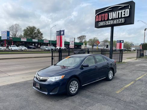 Used 2014 Toyota Camry LE image 1
