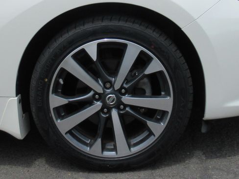 Used 2017 Nissan Altima SR FWD image 25