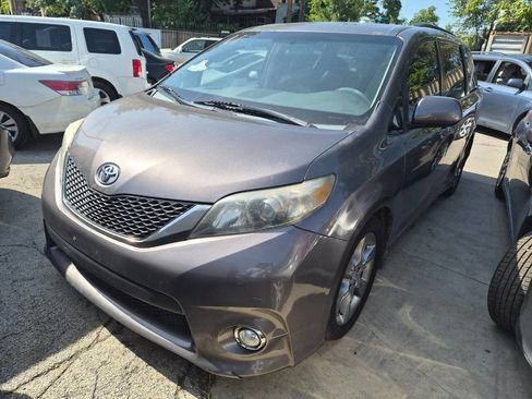Used 2011 Toyota Sienna SE image 1