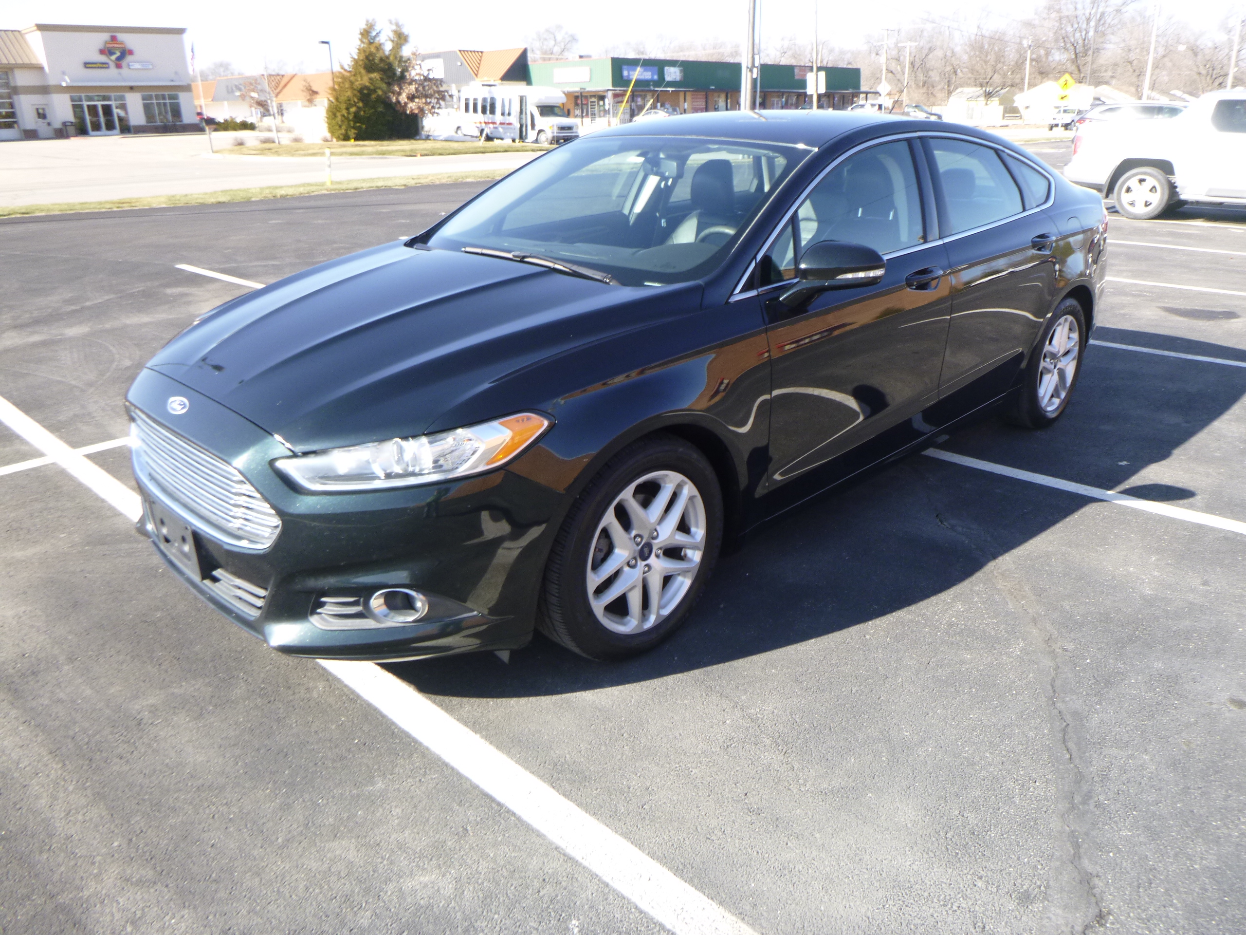 Used 2014 Ford Fusion SE FWD image 2