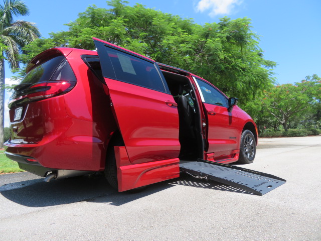 Used 2027 Chrysler Pacifica Select FWD image 3