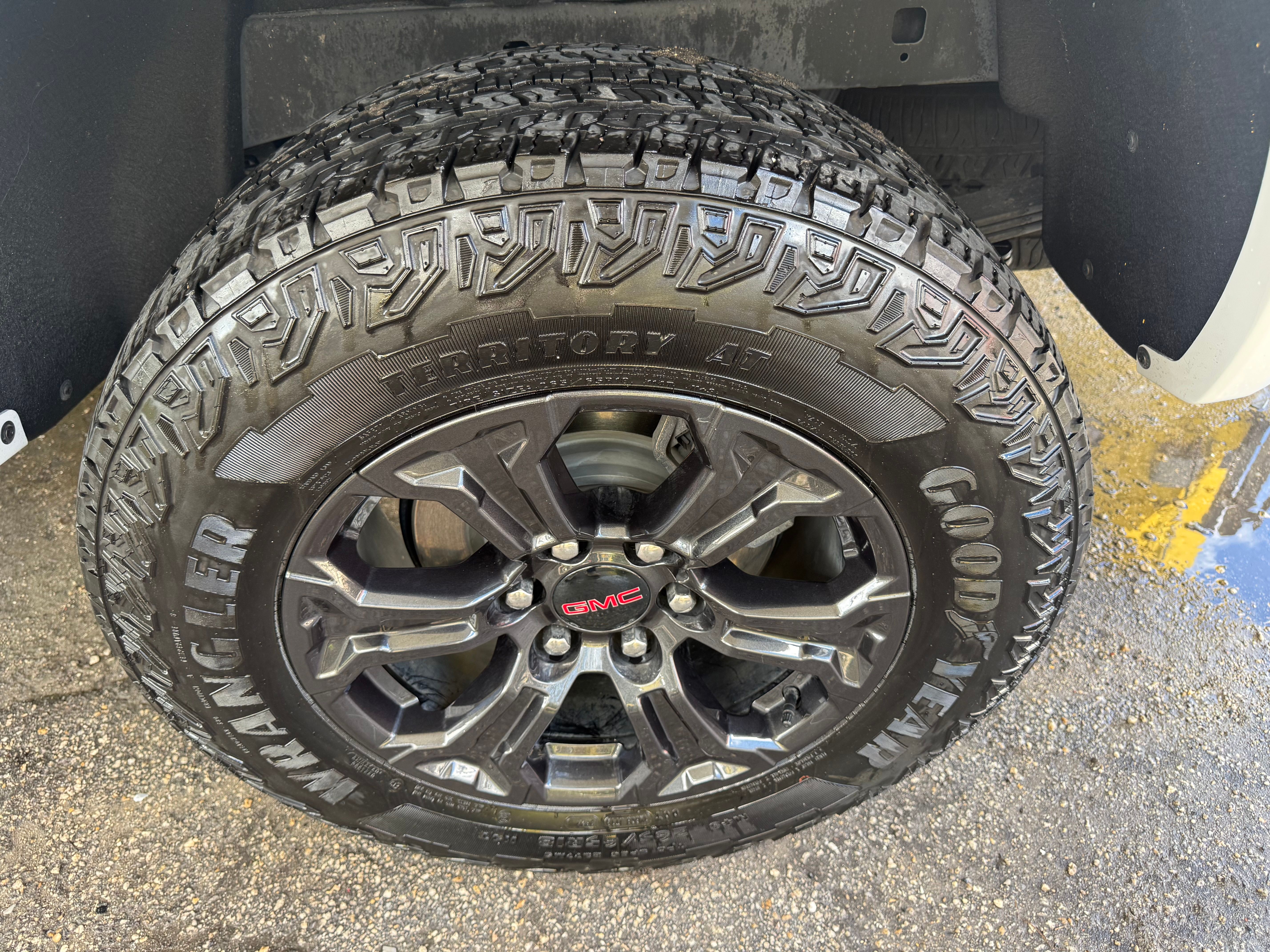 Used 2024 GMC Canyon 2WD Crew Cab Elevation image 15