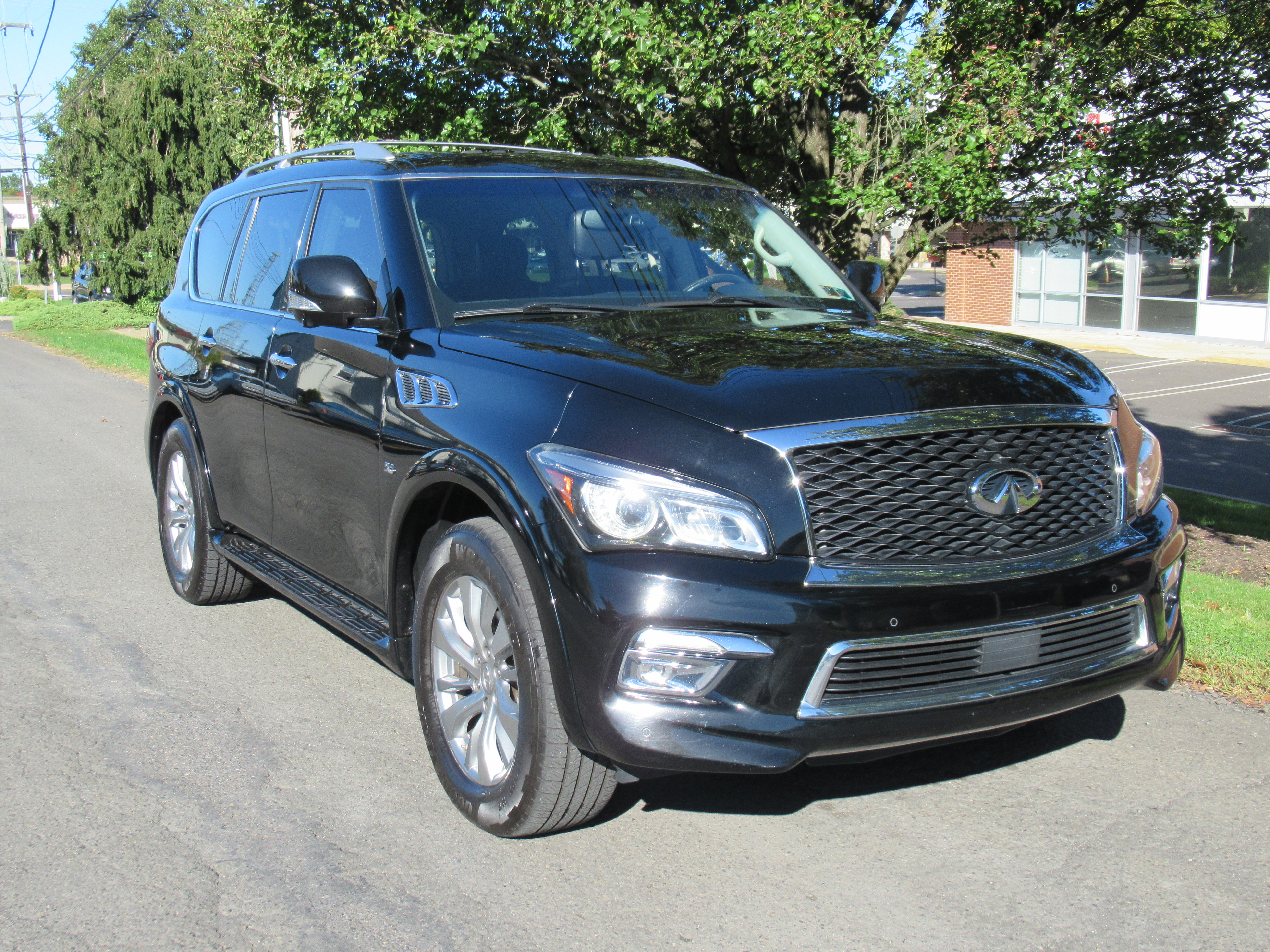 Used 2017 INFINITI QX80 4WD image 1