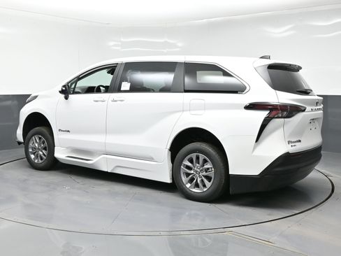 Used 2026 Toyota Sienna LE image 8