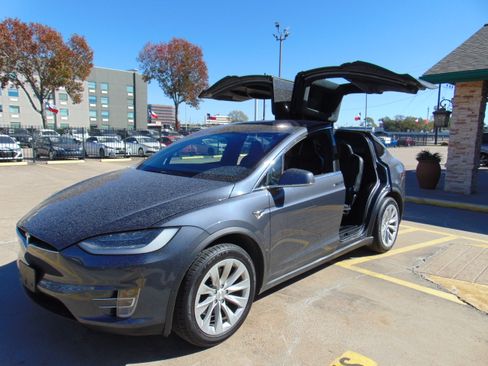 Used 2019 Tesla Model X image 7