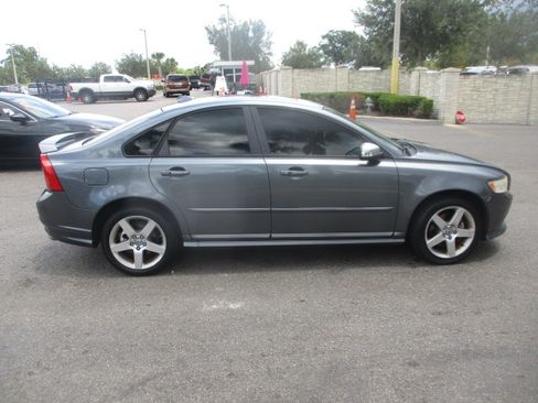 Used 2010 Volvo S40 T5 R-Design image 5
