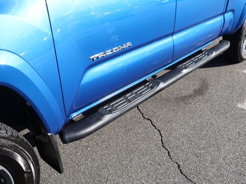 Used 2018 Toyota Tacoma TRD Sport image 11