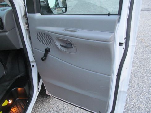 Used 2006 Ford E-350 and Econoline 350 image 13