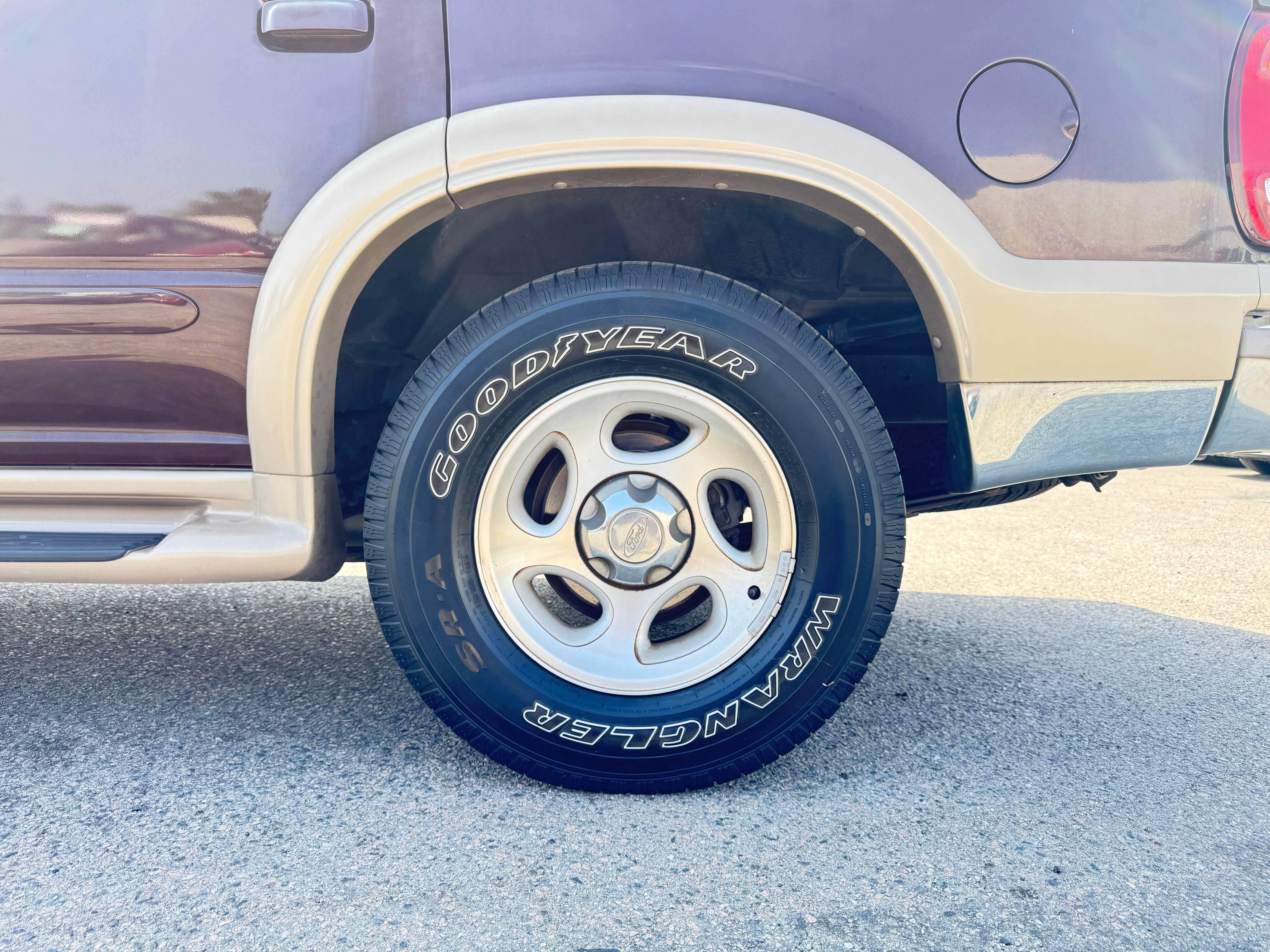 Used 2000 Ford Explorer 2WD Eddie Bauer image 15