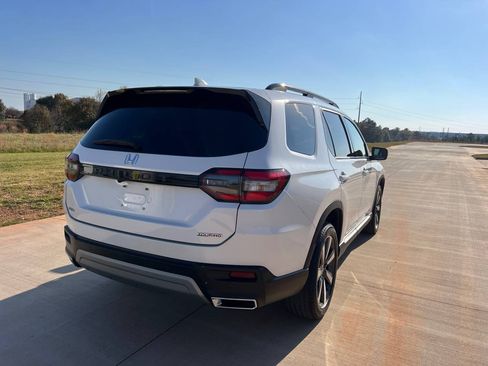 Used 2023 Honda Pilot Touring image 5