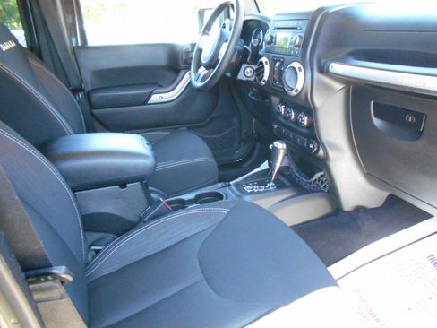 Used 2015 Jeep Wrangler Unlimited Sahara image 10