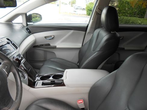Used 2011 Toyota Venza image 12
