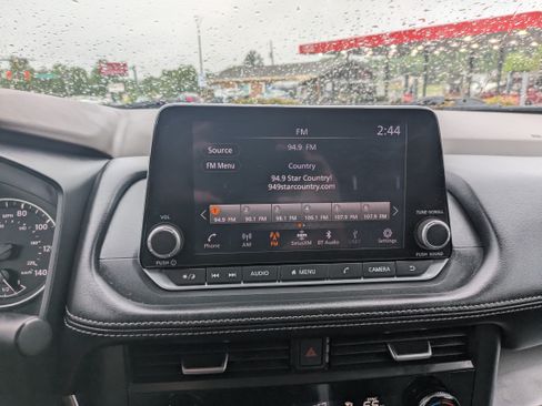 Used 2023 Nissan Rogue SV image 4