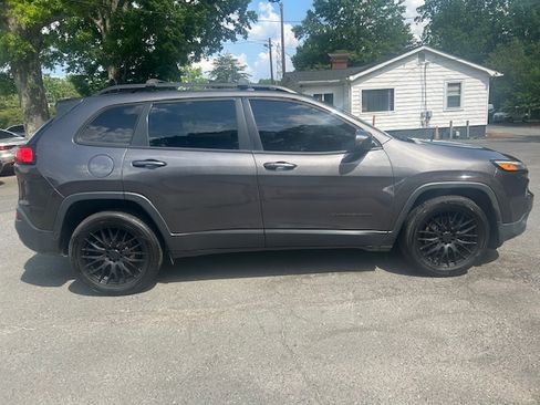 Used 2018 Jeep Cherokee FWD Limited image 6