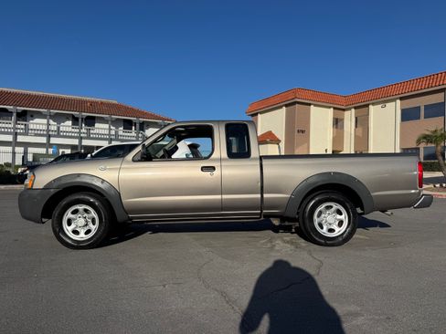 Used 2004 Nissan Frontier XE image 3