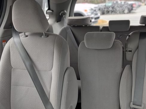 Used 2015 Toyota Sienna LE image 4