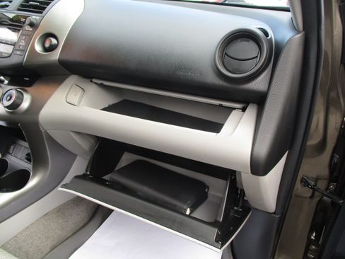 Used 2011 Toyota RAV4 image 31