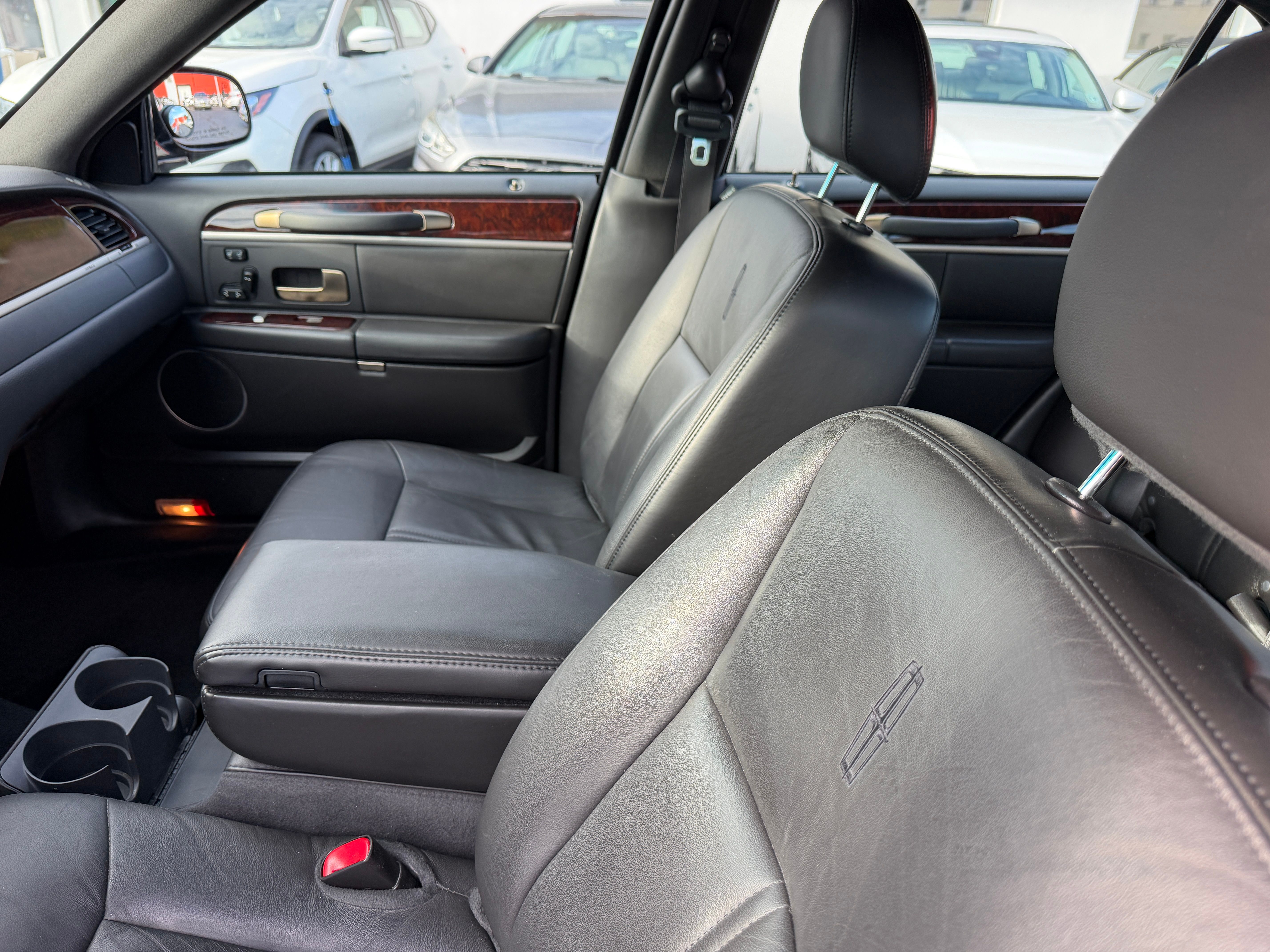 Used 2009 Lincoln Town Car Signature Limited RWD image 6