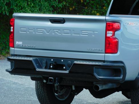 Used 2025 Chevrolet Silverado 2500 Custom image 13