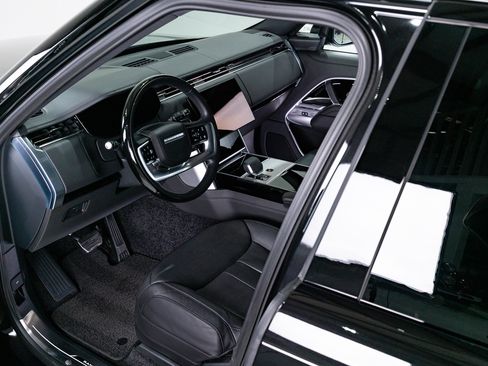 Used 2025 Land Rover Range Rover SE image 52