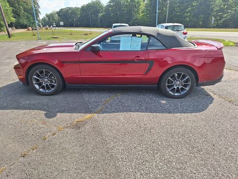 Used 2012 Ford Mustang image 2