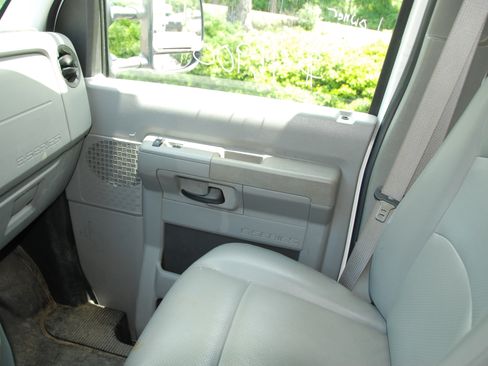 Used 2015 Ford E-350 and Econoline 350 image 34