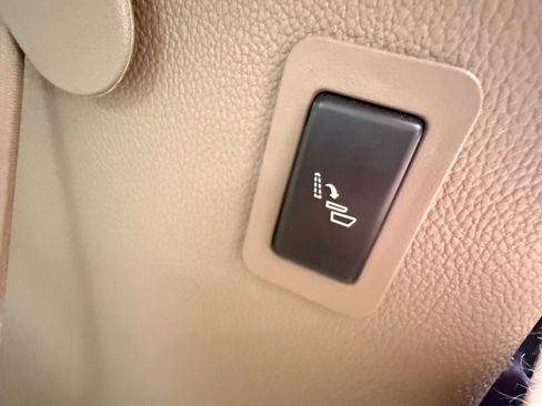 Used 2016 Chevrolet Suburban LTZ image 29