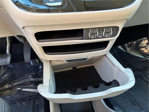 Used 2023 Chrysler Voyager LX image 34