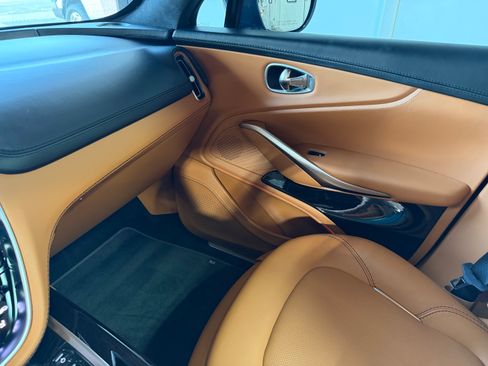 Used 2021 Aston Martin DBX AWD/4WD image 35
