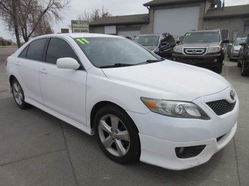 Used 2011 Toyota Camry SE image 2