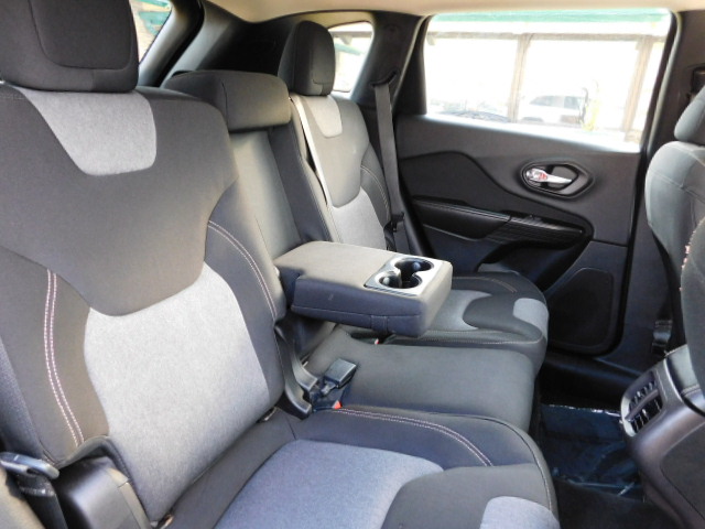 Used 2014 Jeep Cherokee 4WD Latitude image 27