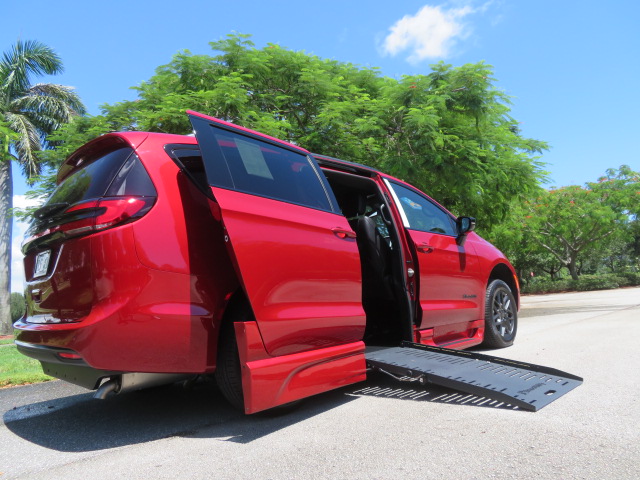 Used 2027 Chrysler Pacifica Select FWD image 21