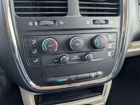 Used 2017 Dodge Grand Caravan SE image 11