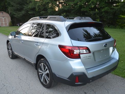 Used 2018 Subaru Outback 2.5i Limited AWD/4WD image 3
