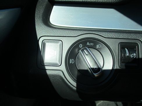 Used 2009 Volkswagen CC Luxury FWD image 50