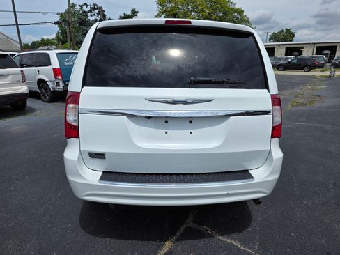 Used 2014 Chrysler Town & Country Touring image 6