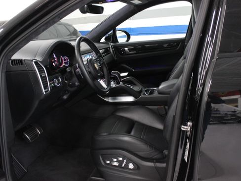 Used 2020 Porsche Cayenne Turbo Coupe AWD/4WD image 15