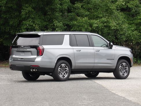 Used 2025 Chevrolet Suburban RST AWD/4WD image 8