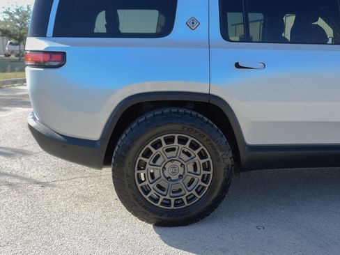 Used 2025 Rivian R1S Adventure image 11