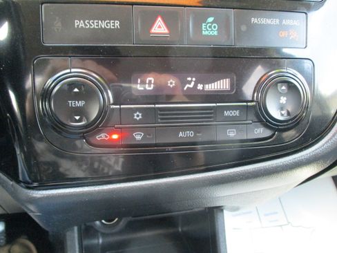 Used 2016 Mitsubishi Outlander 4WD ES image 38