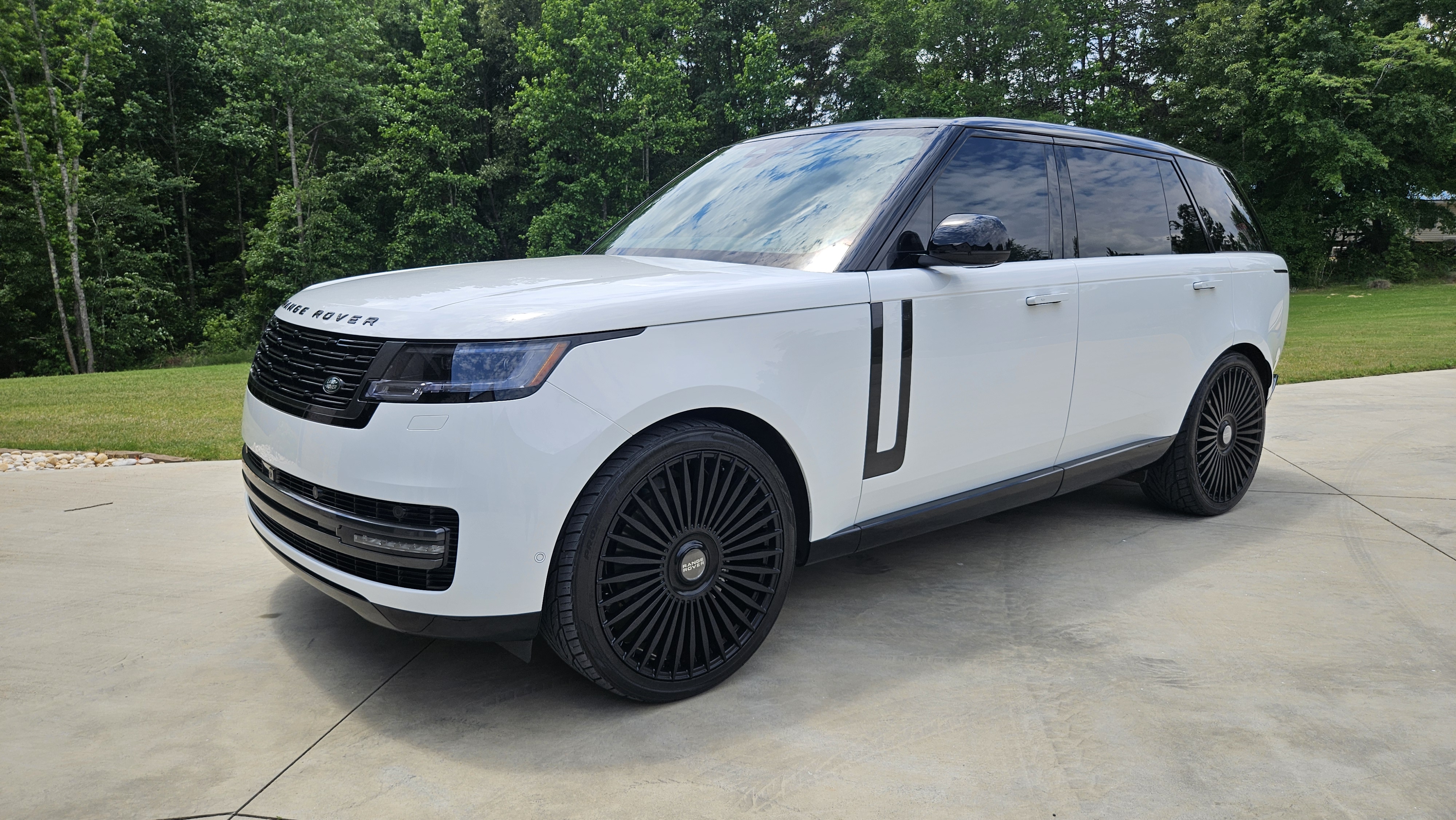 Used 2025 Land Rover Range Rover Long Wheelbase SE AWD/4WD image 1