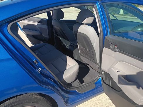 Used 2017 Hyundai Elantra SE image 4