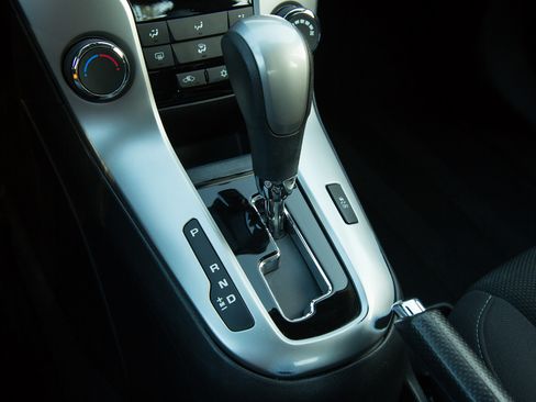 Used 2016 Chevrolet Cruze Limited LT image 27