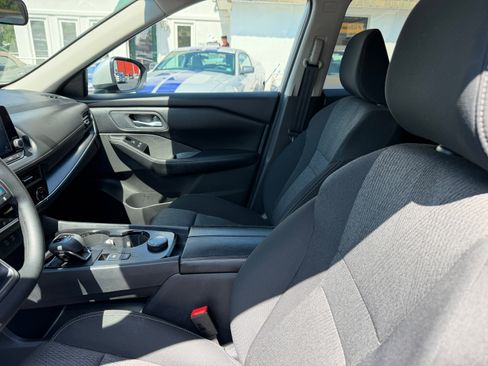 Used 2024 Nissan Rogue AWD SV image 4